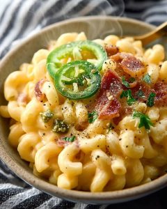 Instant Pot Jalapeño Mac and Cheese, creamy cheesy pasta topped with crispy bacon, fresh jalapeño slices.